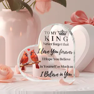 Acryl hart plaquette detail met romantische liefdesquote en rode vogels grafisch cadeautje.