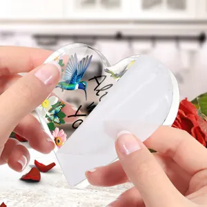 Helder acryl hart ornament met kolibrie ontwerp, perfect voor Valentijnsdag cadeau decoratie.