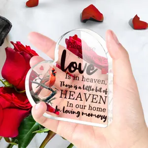 Transparant acryl hart herdenkingsornament met rood kardinaal ontwerp en warme boodschap.