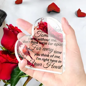 Hart acryl ornament detail close-up met duidelijke print en rode kardinaal ontwerp.