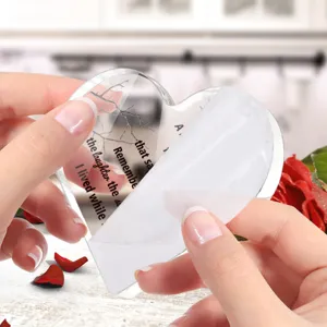 Transparant 1cm acryl hart ornament detail met romantische tekst en gladde randen.