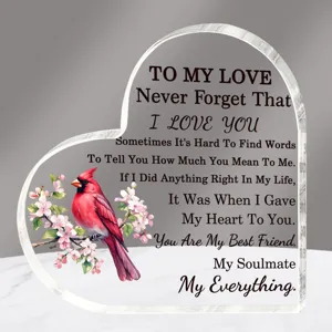 Acryl hart plaquette ornament met kardinaal vogel en romantische liefdescitaat als cadeau.