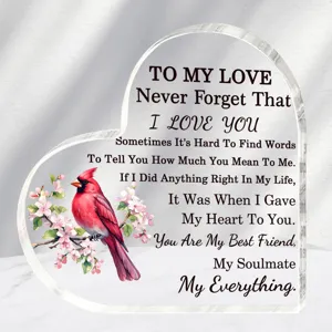 Hartvormige acryl plaquette met kardinaalvogel motief en romantisch liefdescitaat als cadeau.