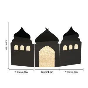 Detailansicht des orientalischen Tischornaments mit goldenem geometrischem Fensterdesign.