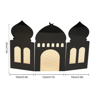 Vue de détail d'un ornement de bureau architectural islamique avec une fenêtre dorée.