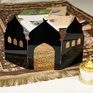 Nahaufnahme der schwarzen Acryl-Moscheedekoration mit goldenen geometrischen Mustern.