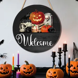 Ξύλινη κρεμαστή πινακίδα Halloween με κείμενο Welcome και όμορφα τρομακτικά στοιχεία.