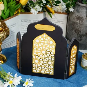 Décoration de bureau pliante style islamique noir et or avec motifs géométriques ajourés.