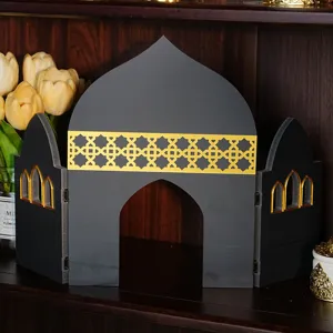 Vue détaillée d'un ornement de bureau de mosquée en bois noir avec des motifs géométriques.