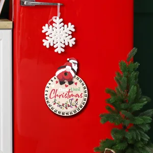 Vista detallada del imán de nevera con cuenta atrás de Navidad de madera con divertido Santa Claus.