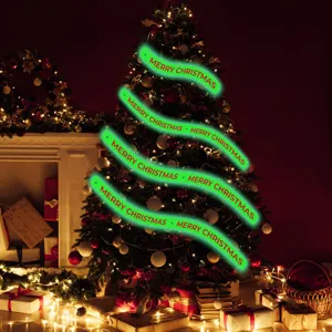 Weihnachtsbaum leuchtendes Deko-Band Detail mit gruenem lumineszierendem Merry Christmas Design.