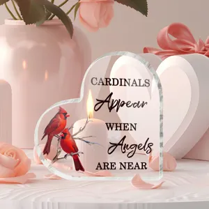 Gedetailleerd overzicht van het doorzichtige acryl hart ornament met vogels en kaars.