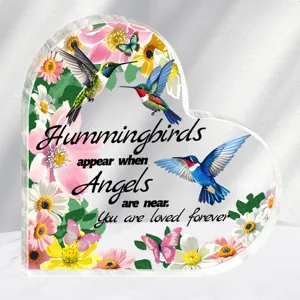 Hartvormig acryl kolibrie plaque decoratief cadeau kristal ornament close up detail.