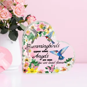 Hart acryl ornament detailweergave met prachtig kolibrie grafisch en inspirerende tekst.