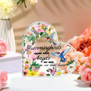 Gedetailleerd acryl hart ornament met kolibri bloemdesign en liefdescitaat voor decoratie.