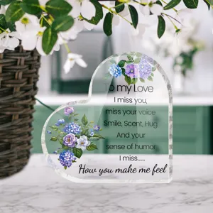 Heldere acryl hart plaquette met romantische bloemenprint en ontroerende liefdescitaten voor cadeau.
