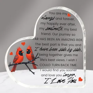 Acryl hart plaquette met kardinaal vogels en romantische liefdesquote voor Valentijnsdag cadeau.