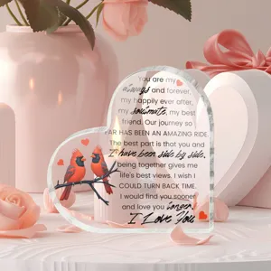 Acryl hart plaquette met kardinaalvogels en romantische liefdescitaat voor Valentijnsdag decor.
