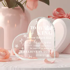 Transparant acryl hart plaquette romantisch cadeautje tafeldecoratie met gegraveerde tekst