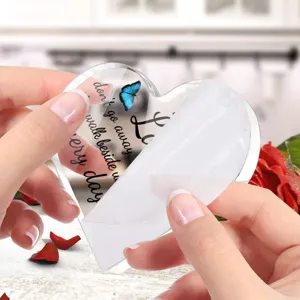 Gedetailleerd overzicht van helder acryl hart ornament met beschermfolie, romantisch cadeautje.