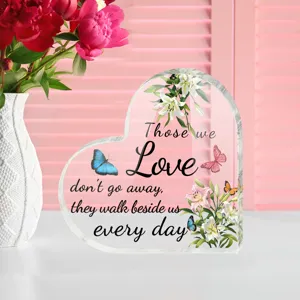 Transparant acryl hart ornament met bloemen motief en tekst als cadeau voor tafel decoratie