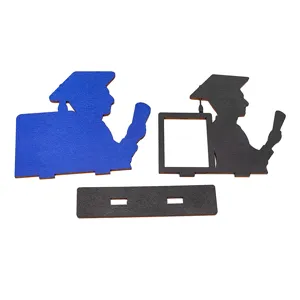 Primo piano dei componenti della cornice per foto di laurea in legno con supporti e base.