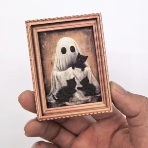 Gros plan aimant de réfrigérateur chat fantôme Halloween, décor cadre photo vintage en bois.