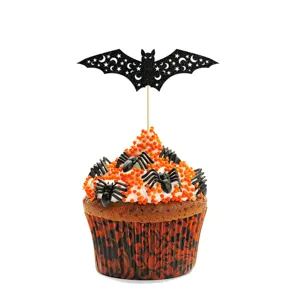 Halloween schwarze Glitzer Fledermaus Cupcake Topper Detailansicht für gruselige Partydeko.