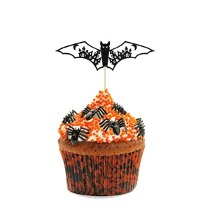 Detailansicht eines schwarzen Glitzer Fledermaus Cupcake Toppers mit Spinnen und bunten Streuseln.
