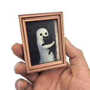 Gros plan sur le cadre de réfrigérateur magnétique en bois rétro d'Halloween avec chat fantôme.