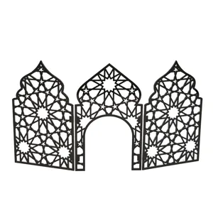 Détails du décor de bureau d'arche de mosquée islamique noire aux motifs géométriques.