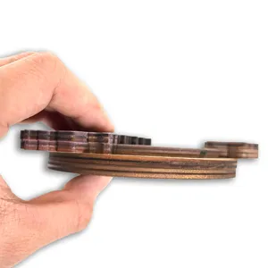 Detalle del grosor lateral del imán para refrigerador de diseño navideño de madera en 3D.