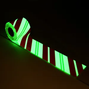 Detailansicht des weihnachtlichen Leucht-Warnbands, fluoreszierende Klebebandrolle Nacht.