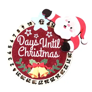Detalle en primer plano del calendario de adviento de madera con Papá Noel y números.