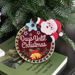 Detalle de imán de nevera con cuenta atrás navideña de madera con Papá Noel y números.