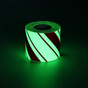 Detailansicht des leuchtenden Weihnachts-Warngandes mit hellem fluoreszierendem Streifeneffekt.