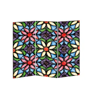 Vue rapprochée et détaillée du mini paravent pliant en acrylique à motif floral coloré.