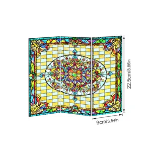 Détail de paravent pliant en acrylique vitrail miniature aux motifs colorés translucides.