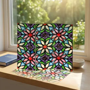Mini paravent pliant en acrylique translucide avec motif floral colore pour bureau.