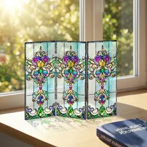 Vue de détail du mini paravent pliant acrylique avec design floral vintage translucide.