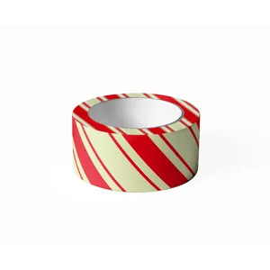 Detailaufnahme von rot-weissem dekorativen Klebeband fuer weihnachtliche Dekorationen.