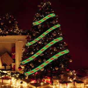 Detailansicht des leuchtenden Weihnachts-Warnbandes mit hellen Streifen am Christbaum.