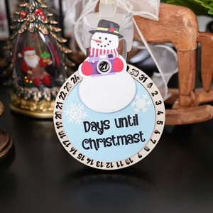 Adorno de cuenta atrás de navidad de madera detalle con diseño de muñeco de nieve y números.