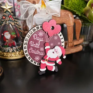 Adorno de calendario de cuenta regresiva de Navidad de madera con un lindo Papá Noel para casa.