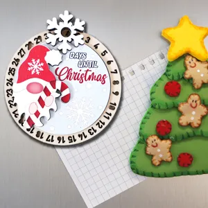 Detalle de imán de nevera de cuenta atrás de Navidad de madera con duende y árbol.