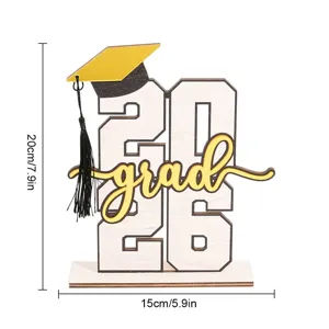 Decorazione per tavolo di laurea 2026 in legno con berretto e nappina per festa.