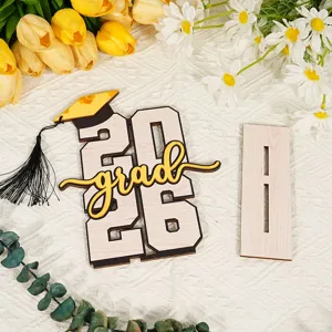 2026 decorazione da tavola in legno di laurea con cappuccio acrilico e base festa.