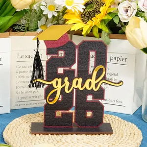 Segno centrotavola di laurea 2026 in legno con cappello di laurea e scritta dorata grad.