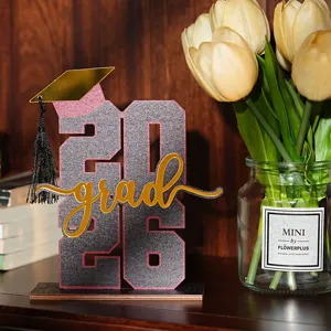 Decorazione centrotavola in legno laurea 2026 con nappa nera e segno grad dorato per la festa.