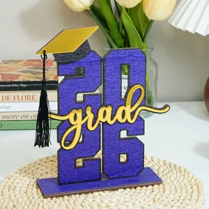 centro tavola in legno per laurea 2026 con nappa cappello e decorazione grad dorata